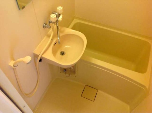 レオパレスグランドゥールＢの浴室