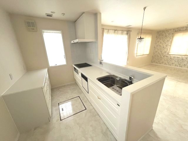 あきる野市伊奈　中古戸建のキッチン|料理をしながらでもご家族との会話を楽しめる対面キッチン