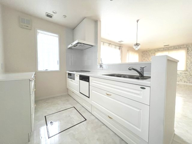 あきる野市伊奈　中古戸建のキッチン|白を基調とした明るいキッチン