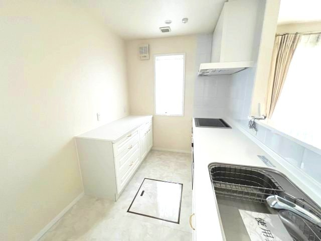 あきる野市伊奈　中古戸建のキッチン|キッチンには備え付けのカップボードが標準でついています。キッチンと色合いも統一されて収納豊富な設備。