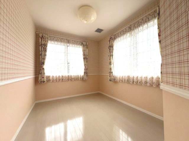 あきる野市伊奈　中古戸建の洋室|【洋室1】二面採光を確保した明るいお部屋です☆