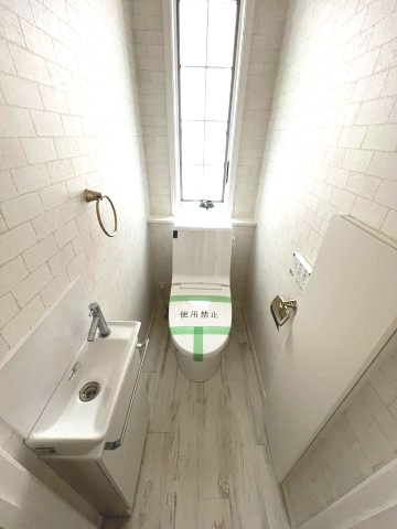 あきる野市伊奈　中古戸建のトイレ|2階温水シャワートイレ