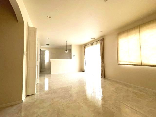 あきる野市伊奈　中古戸建の居間・リビング|LDK約17.3帖！！