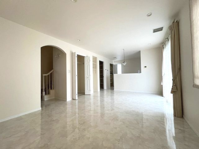 あきる野市伊奈　中古戸建の居間・リビング|ご家族みんながゆったりくつろげるリビング。