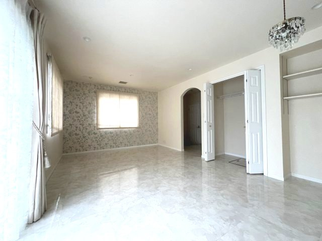 あきる野市伊奈　中古戸建の居間・リビング|あると嬉しいリビング収納付き♪