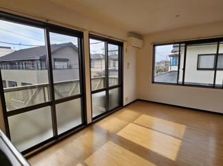 【居間・リビング】 | フレグランス ナガイ | 陽当たりの良いお部屋です！