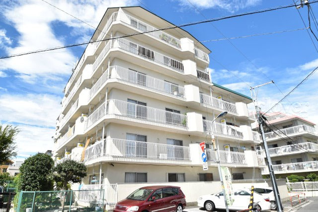 【外観】 | 西赤羽グリーンハイツ | 手入れの行き届いた外壁やエントランスなど、「見ればわかる」レベルで清潔感を保ったマンションです。築年数を感じさせない姿で皆様をお出迎えします。～即日のご見学可能～　お問合せはお気軽にどうぞ。