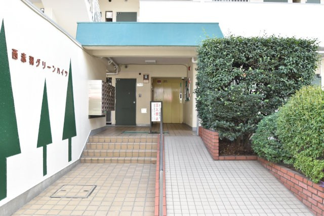 【エントランス】 | 西赤羽グリーンハイツ | お客様を、そして住人を出迎えてくれるマンションのエントランス。ゴミが落ちていないことからも、管理状態の良さや住民の節度の高さが見て取れます。～即日のご見学可能～　お問合せはお気軽にどうぞ。