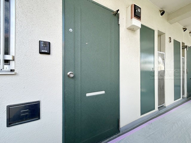 【その他共用部分】 | 西赤羽グリーンハイツ | 皆様をお迎えする、お部屋の玄関ドア。開けやすさや開放角度、ドアノブの操作しやすさや鍵の形状などを、現地で一度ご確認ください。～即日のご見学可能～　お問合せはお気軽にどうぞ。