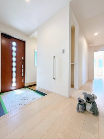 【玄関】 | 高崎市倉賀野町　新築住宅　 | 自然光が差し込む明るい玄関は、帰るたびにほっとする暖かな雰囲気。木目調のドアや床が、優しい印象を与えてくれます。