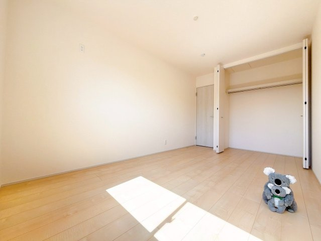 【洋室】 | 高崎市倉賀野町　新築住宅　 | 広さはお子様の勉強部屋にも適した広さ！
勉強机や本棚などの家具を置いてもフリースペースも確保することができます。