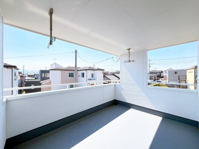 【バルコニー】 | 高崎市倉賀野町　新築住宅　 | 陽光がたっぷり差し込むバルコニーは、家族のくつろぎぎ空間。グリーンを飾ったりチェアを置いて読書を楽しむなど、自分だけのアウトドアリビングとしても活用できます。