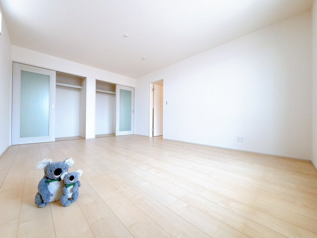 【洋室】 | 高崎市倉賀野町　新築住宅　 | 窓からそそがれる暖かみのある明るい空間。広々としたプライベート空間で自分の時間を楽しめます。フローリング仕様で普段のお掃除も楽々です。