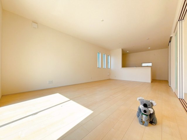 【居間・リビング】 | 高崎市倉賀野町　新築住宅　 | ≪LDK≫
リビング・ダイニングは白を基調としたシンプルな空間。
雑貨やこだわりの家具など、レイアウトも自由に楽しめます！