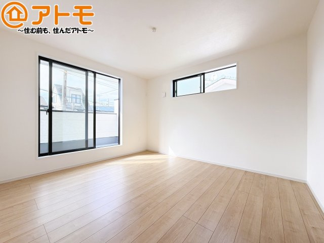【寝室】 | 駿河区曲金2期　新築戸建　全1棟 | バルコニーに面したお部屋なので、布団などの大きなものも楽々干せます♪