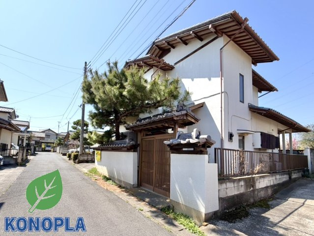 【中古戸建】伊勢崎市安堀町の外観|■外観｜窓の配置や、爽やかな白ベースの外観が清潔感をもたらします。まっさらなキャンバスのような家にこだわりを彩って…始めよう、あなただけの豊かな暮らし( ＾＾ )