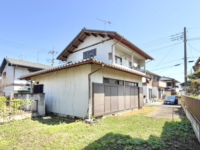 【中古戸建】伊勢崎市安堀町の外観|■外観｜ちょっとした庭が嬉しい陽当りも◎なオウチ！小学校から持ち帰ってくる朝顔の種も元気いっぱいに育ちます♪