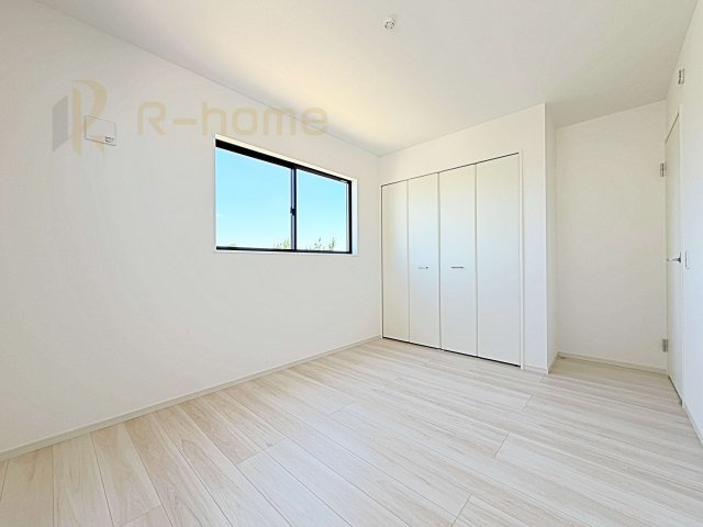 水戸市住吉町5期　新築戸建て　1号棟の洋室|どんな部屋家具も合わせやすいシンプルな洋室！
たっぷりの日差しと心地よい風が舞い込む住まい♪