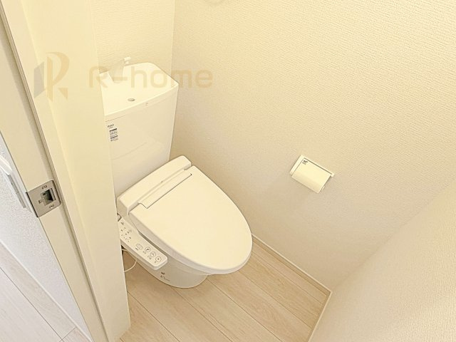 水戸市住吉町5期　新築戸建て　1号棟のトイレ|温水洗浄便座付きのトイレ。
トイレが２ヵ所設置で朝の忙しい時間でも安心です。