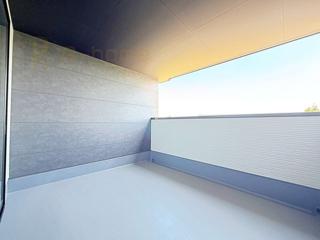 水戸市住吉町5期　新築戸建て　1号棟のバルコニー|奥行きのあるワイドバルコニー！居室を通らずホールから出入り可能です♪