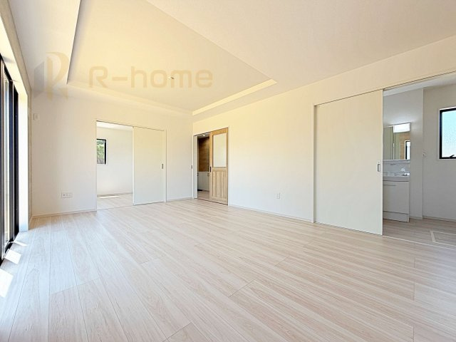 水戸市住吉町5期　新築戸建て　1号棟の居間・リビング|たっぷりの陽光が注ぎ込む明るいリビング♪隣接の洋室を開放すると更なる大空間に変身♪