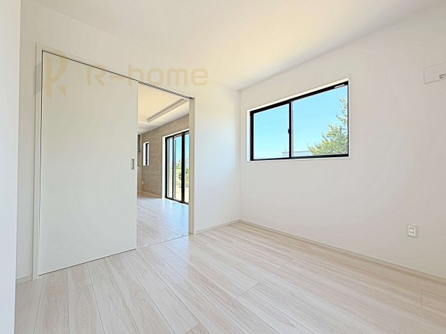 水戸市住吉町5期　新築戸建て　1号棟の洋室|1階洋室はゲストルーム、キッズスペースとしても利用可能♪
開放してリビングと繋げればゆとりの大空間！