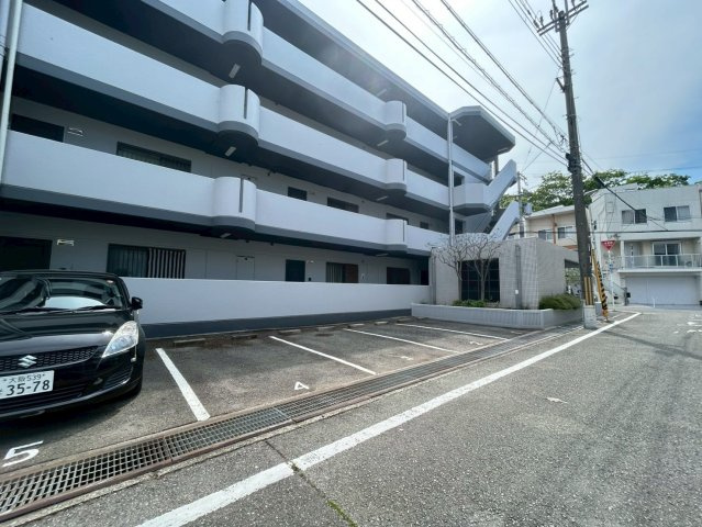 万代マンションの駐車場