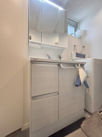 マンション市川の独立洗面台|洗面台/3面鏡で身支度に便利です！