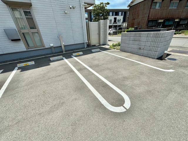 シャーメゾン　ファーイースト英賀保の駐車場