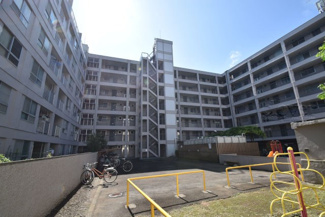 【外観】 | 私たち不動産業スタッフは、よく「いい面構えの建物です」「雰囲気ありますねえ」という言葉を使いますが、当マンションもまさにそのような姿で佇んでいます。～即日のご見学可能～　お問合せはお気軽にどうぞ。
