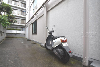 【駐車場】 | バイク置き場。空き区画の有無や駐輪料金、サイズおよび排気量規定などについては、改めてお問い合わせください。～即日のご見学可能～　お問合せはお気軽にどうぞ。
