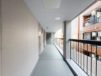 【その他共用部分】 | 共用廊下です。ここもきれいに清掃されています。周囲のお部屋の様子も、ぜひ伺ってみてください。～即日のご見学可能～　お問合せはお気軽にどうぞ。
