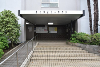 【エントランス】 | お客様を、そして住人を出迎えてくれるマンションのエントランス。ゴミが落ちていないことからも、管理状態の良さや住民の節度の高さが見て取れます。～即日のご見学可能～　お問合せはお気軽にどうぞ。
