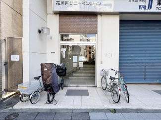 【エントランス】 | お客様を、そして住人を出迎えてくれるマンションのエントランス。ゴミが落ちていないことからも、管理状態の良さや住民の節度の高さが見て取れます。～即日のご見学可能～　お問合せはお気軽にどうぞ。