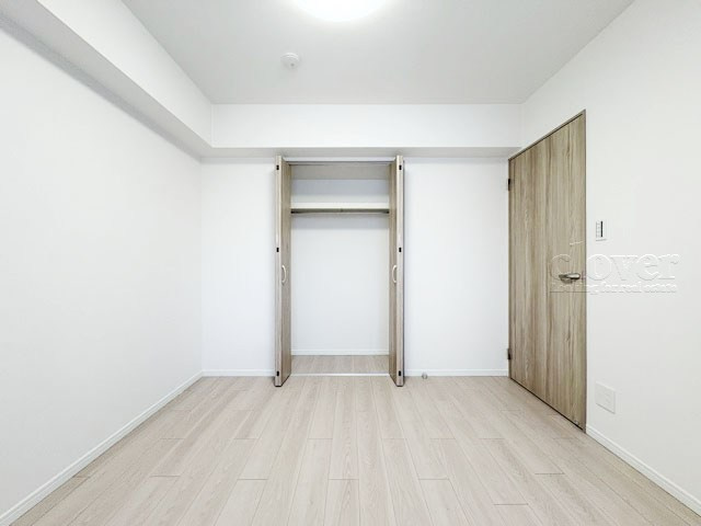 【収納】 | レクセルマンション吉祥寺南 | 洋室1　クローゼットの画像です。大きく左右に開いた扉の開放のしやすさと、奥行きを含めた収納部分のサイズ感をぜひ現地にてご確認ください。～即日のご見学可能～　お問合せはお気軽にどうぞ。