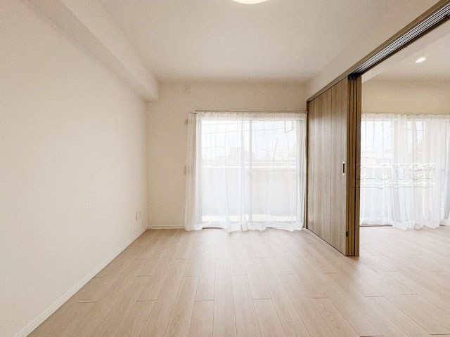 【子供部屋】 | レクセルマンション吉祥寺南 | 洋室2　窓から明るい光が差し込む洋室。ベッドを置いて個人居室にする場合は、多くの時間を過ごすことになる空間です。使い勝手や落ち着きを想像してください。～即日のご見学可能～　お問合せはお気軽にどうぞ。