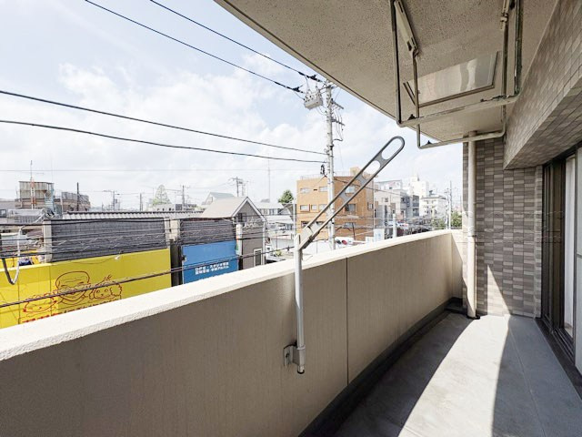 【バルコニー】 | レクセルマンション吉祥寺南 | 陽当りの良さが自慢のバルコニーには、太陽光がさんさんと降り注ぎます。気分爽快な新生活を十分に想像できますね。～即日のご見学可能～　お問合せはお気軽にどうぞ。