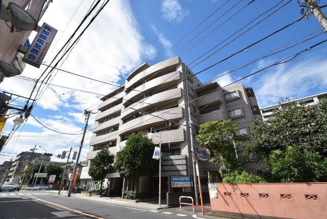 【現況写真】 | レクセルマンション吉祥寺南 | 外観と前面道路の様子。～即日のご見学可能～　お問合せはお気軽にどうぞ。
