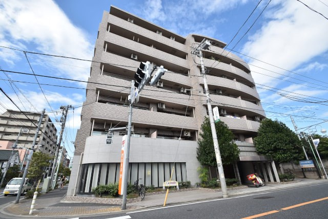 【外観】 | レクセルマンション吉祥寺南 | 手入れの行き届いた外壁やエントランスなど、「見ればわかる」レベルで清潔感を保ったマンションです。築年数を感じさせない姿で皆様をお出迎えします。～即日のご見学可能～　お問合せはお気軽にどうぞ。
