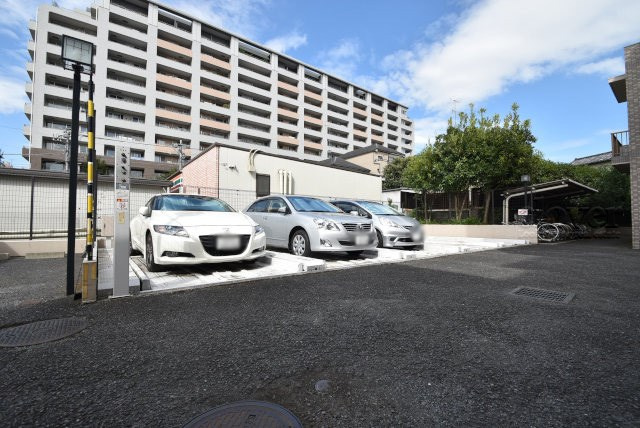 【駐車場】 | レクセルマンション吉祥寺南 | マンションの駐車場スペース。空きの有無や駐車料金、サイズ規定などについては、改めてお問い合わせください。～即日のご見学可能～　お問合せはお気軽にどうぞ。
