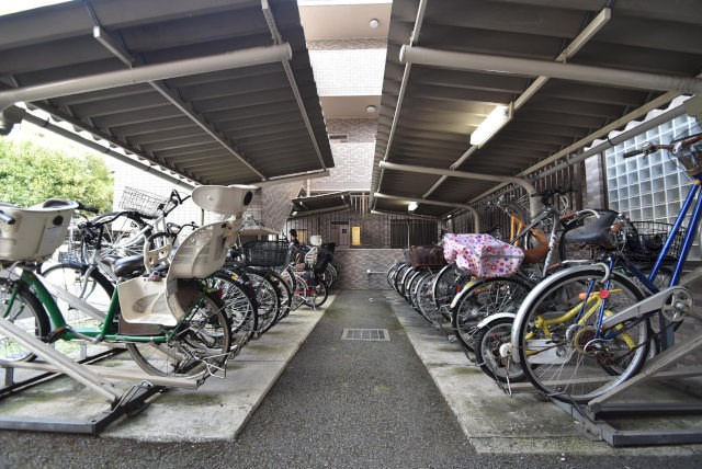 【駐輪場】 | レクセルマンション吉祥寺南 | 自転車置き場。マンションの共用部にあたります。空きの有無や駐輪料金、各戸の台数制限などについては、改めてお問い合わせください。～即日のご見学可能～　お問合せはお気軽にどうぞ。
