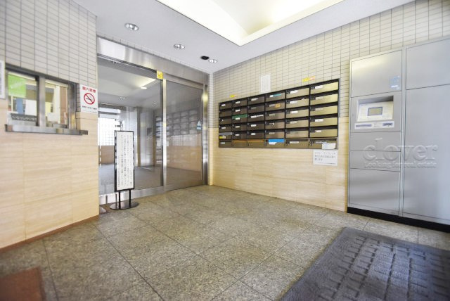 【ロビー】 | レクセルマンション吉祥寺南 | 集合ポストなどを備えたエントランスホール。ここもマンションの顔となる部分であり、しっかりと清掃の行き届いたさまに安心感をおぼえます。～即日のご見学可能～　お問合せはお気軽にどうぞ。
