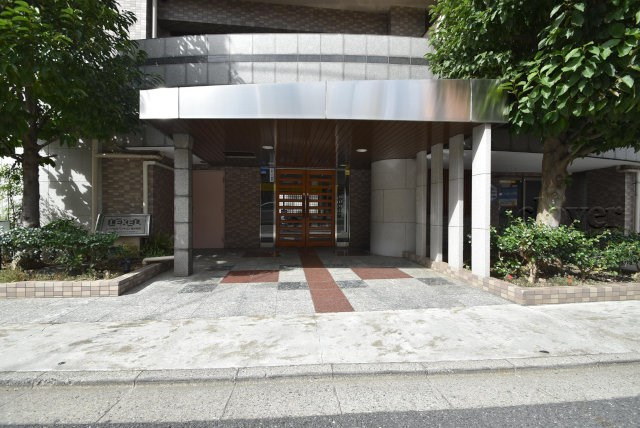 【エントランス】 | レクセルマンション吉祥寺南 | オートロックを備えた、マンションのエントランス。やはりセキュリティの観点は欠かすことができません。皆様を“安全”に送り出し、出迎えてくれます。～即日のご見学可能～　お問合せはお気軽にどうぞ。
