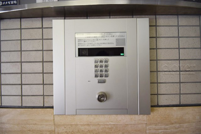 【防犯設備】 | レクセルマンション吉祥寺南 | 部外者の出入りを規制するオートロックの操作盤。「マンションに欲しいセキュリティ」の筆頭格です。これがあるだけで、安心感はひときわ増します。～即日のご見学可能～　お問合せはお気軽にどうぞ。
