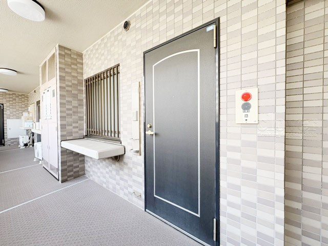 【その他共用部分】 | レクセルマンション吉祥寺南 | 皆様をお迎えする、お部屋の玄関ドア。開けやすさや開放角度、ドアノブの操作しやすさや鍵の形状などを、現地で一度ご確認ください。～即日のご見学可能～　お問合せはお気軽にどうぞ。