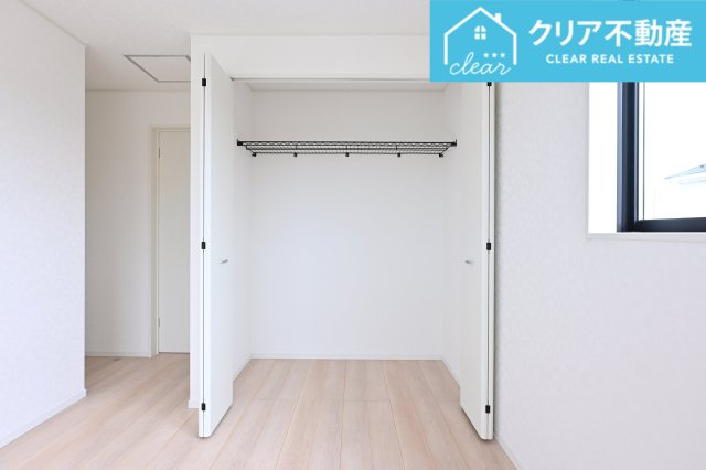 【洋室】 | 太田市新田木崎町第10　クレイドルガーデン | 広々としたクローゼットでお部屋はいつでもスッキリクリアに！