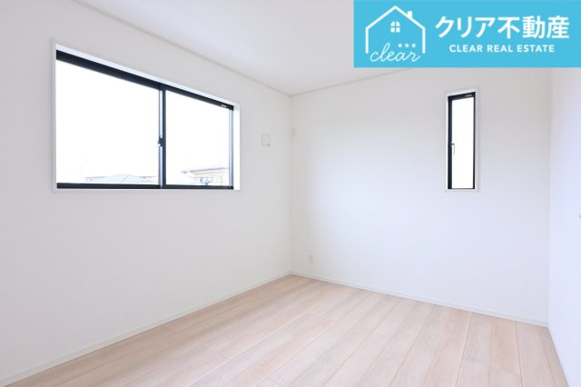 【洋室】 | 太田市新田木崎町第10　クレイドルガーデン | 2面採光の洋室は日当たりがよくあったか♪