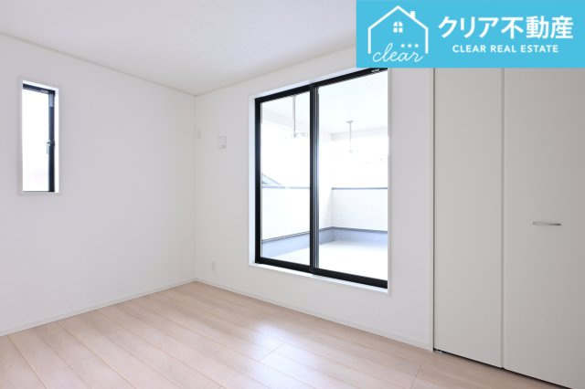 【洋室】 | 太田市新田木崎町第10　クレイドルガーデン | 寛ぎの時間を紡ぎだす主寝室。大型ベッドを置いても余裕です。