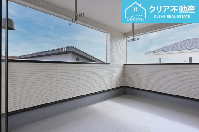 【バルコニー】 | 太田市新田木崎町第10　クレイドルガーデン | 屋根付きワイドバルコニーなので、急な雨の時も安心♪竿受けも設置済み！