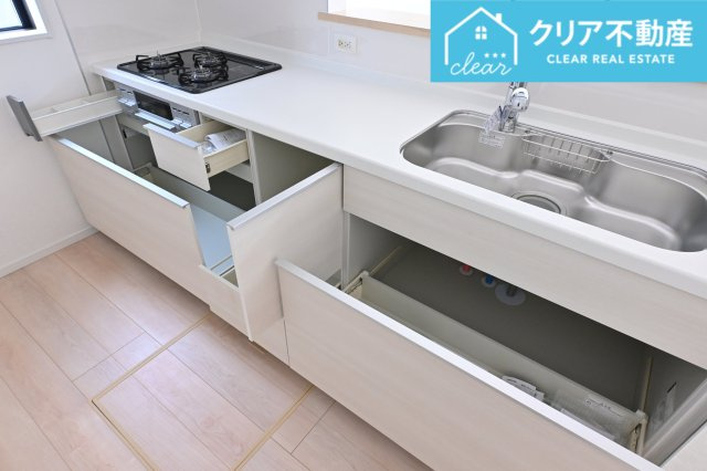 【キッチン】 | 太田市新田木崎町第10　クレイドルガーデン | スライド収納付きシステムキッチン。パスタ鍋や圧力鍋の出し入れもスムーズ！